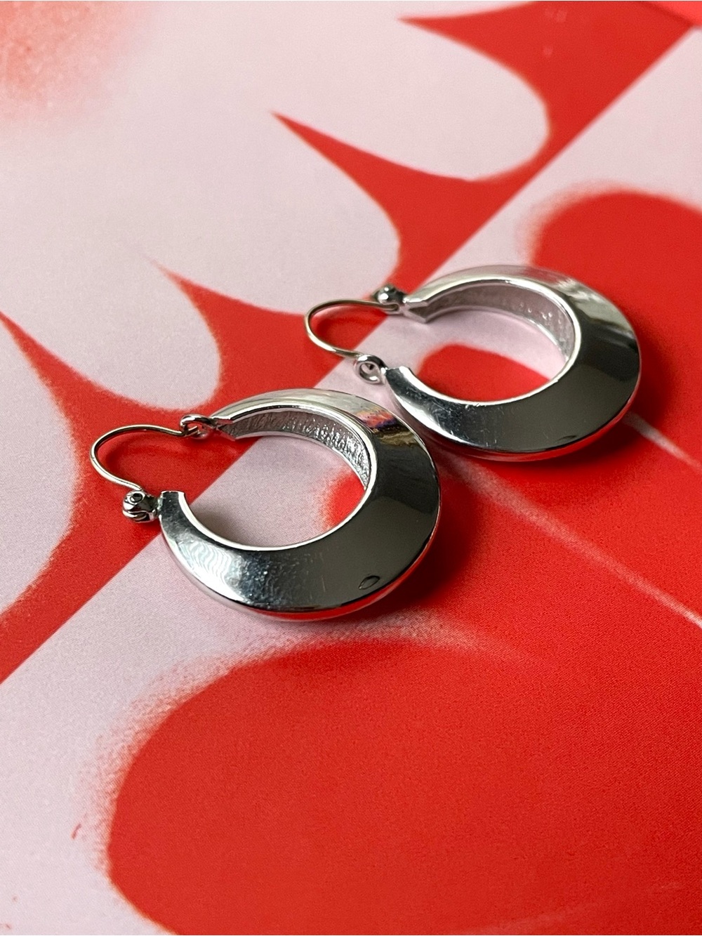 Vintage/modern silvertone sleek hoop earrings unmarked